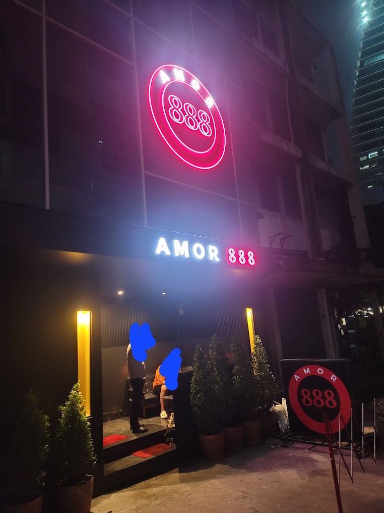 AMOR888 아속 소이18 야간 외관 빨간 888 간판